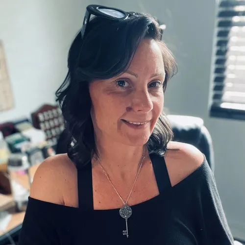 Dee, intuitive tarot and Reiki practitioner at Uplifting Connections